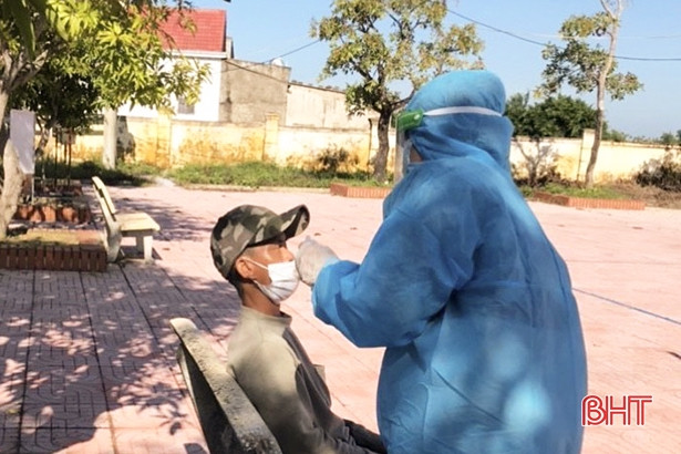 Công an thị trấn Thiên Cầm giúp người có tiền sử tâm thần đi lạc tìm người thân