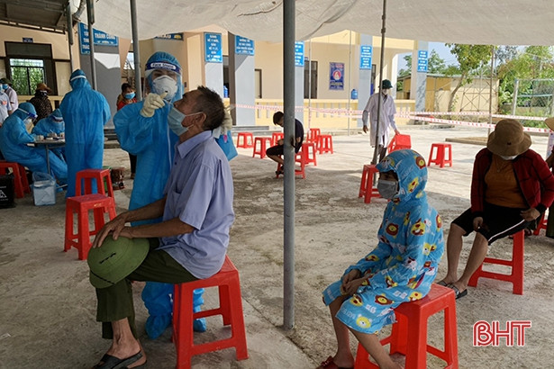 Cẩm Xuyên lấy 1.500 mẫu xét nghiệm cho người dân khu vực đang phong tỏa
