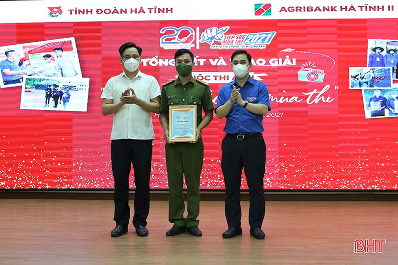 Trao giải cuộc thi ảnh “Khoảnh khắc đẹp mùa thi” Hà Tĩnh năm 2021