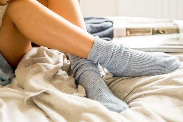 Điều g&igrave; xảy ra nếu bạn mang tất đi ngủ?