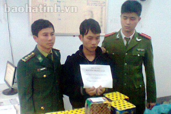 Bắt giữ đối tượng vận chuyển 27 bánh pháo nổ ảnh 1