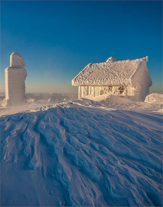 Điểm nghỉ chân và ngắm bắc cực quang tuyệt đẹp ở Phần Lan. Một ngôi nhà nhỏ vẫn còn sáng đèn nằm giữa biển tuyết ở chân dãy núi Bergsdalen, Na Uy. Căn nhà gỗ nhỏ làm điểm nghỉ chân của những người leo núi trên dãy Alps. Ngôi nhà phủ đầy tuyết ở vùng đất của những đêm trắng Lapland, Phần Lan. Những căn nhà gỗ lên đèn ấm cúng vào mùa đông ở Stokholm, Thụy Điển. Ngôi nhà sơn màu đỏ nổi bật nằm giữa vùng núi phủ tuyết trắng ở Tromso, Na Uy. Căn nhà nhỏ ở Tirol (Áo) đẹp mơ màng và ám ảnh trong màn tuyết rơi giữa rừng. Một lều nghỉ mái đỏ nằm trên núi bị bỏ hoang ở Iceland. Một ngôi nhà nằm đơn độc giữa tuyết trắng của vùng Oxnadal, Iceland. Ngôi nhà bị tuyết phủ kín cửa nhìn như một chiếc bánh kem, nằm trên núi Karkonosze, Ba Lan.