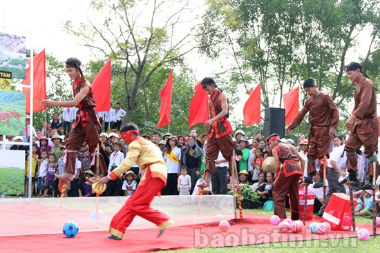 Đi cà kheo đưa bóng vào gôn - phần "hội" thu hút được sự quan tâm của đông đảo cư dân vùng bãi ngang huyện Thạch Hà. Đi cà kheo đưa bóng vào gôn - phần "hội" thu hút được sự quan tâm của đông đảo cư dân vùng bãi ngang huyện Thạch Hà.
