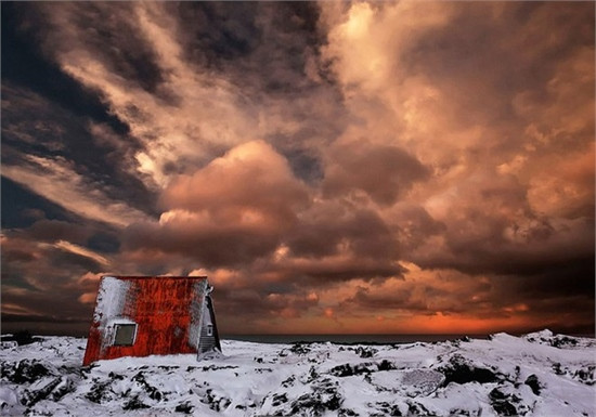 Điểm nghỉ chân và ngắm bắc cực quang tuyệt đẹp ở Phần Lan. Một ngôi nhà nhỏ vẫn còn sáng đèn nằm giữa biển tuyết ở chân dãy núi Bergsdalen, Na Uy. Căn nhà gỗ nhỏ làm điểm nghỉ chân của những người leo núi trên dãy Alps. Ngôi nhà phủ đầy tuyết ở vùng đất của những đêm trắng Lapland, Phần Lan. Những căn nhà gỗ lên đèn ấm cúng vào mùa đông ở Stokholm, Thụy Điển. Ngôi nhà sơn màu đỏ nổi bật nằm giữa vùng núi phủ tuyết trắng ở Tromso, Na Uy. Căn nhà nhỏ ở Tirol (Áo) đẹp mơ màng và ám ảnh trong màn tuyết rơi giữa rừng. Một lều nghỉ mái đỏ nằm trên núi bị bỏ hoang ở Iceland. Một ngôi nhà nằm đơn độc giữa tuyết trắng của vùng Oxnadal, Iceland. Ngôi nhà bị tuyết phủ kín cửa nhìn như một chiếc bánh kem, nằm trên núi Karkonosze, Ba Lan.