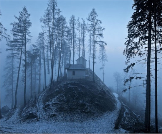 Điểm nghỉ chân và ngắm bắc cực quang tuyệt đẹp ở Phần Lan. Một ngôi nhà nhỏ vẫn còn sáng đèn nằm giữa biển tuyết ở chân dãy núi Bergsdalen, Na Uy. Căn nhà gỗ nhỏ làm điểm nghỉ chân của những người leo núi trên dãy Alps. Ngôi nhà phủ đầy tuyết ở vùng đất của những đêm trắng Lapland, Phần Lan. Những căn nhà gỗ lên đèn ấm cúng vào mùa đông ở Stokholm, Thụy Điển. Ngôi nhà sơn màu đỏ nổi bật nằm giữa vùng núi phủ tuyết trắng ở Tromso, Na Uy. Căn nhà nhỏ ở Tirol (Áo) đẹp mơ màng và ám ảnh trong màn tuyết rơi giữa rừng. Một lều nghỉ mái đỏ nằm trên núi bị bỏ hoang ở Iceland. Một ngôi nhà nằm đơn độc giữa tuyết trắng của vùng Oxnadal, Iceland. Ngôi nhà bị tuyết phủ kín cửa nhìn như một chiếc bánh kem, nằm trên núi Karkonosze, Ba Lan.