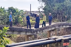 Cầu bị gãy, hàng trăm hộ dân gặp khó khi đi lại, sản xuất