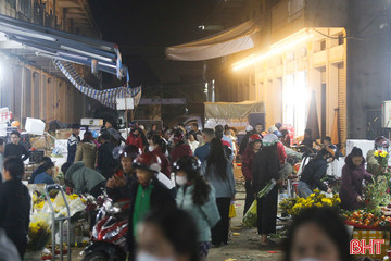 Đêm ở chợ đầu mối lớn nhất Hà Tĩnh dịp cận Tết
