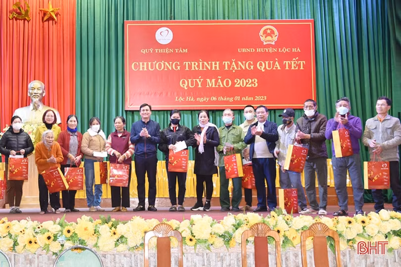 Quỹ Thiện Tâm - Tập đoàn Vingroup tặng 1.000 suất quà tết cho người nghèo Hà Tĩnh