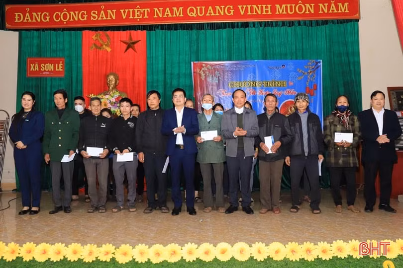 VietinBank Hà Tĩnh trao quà tết trị giá 100 triệu đồng hỗ trợ hộ nghèo Hương Sơn