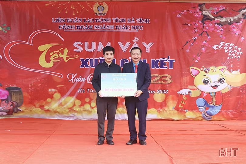 “Tết sum vầy - Xuân gắn kết” trao tặng gần 500 phần quà đến giáo viên, học sinh Hà Tĩnh