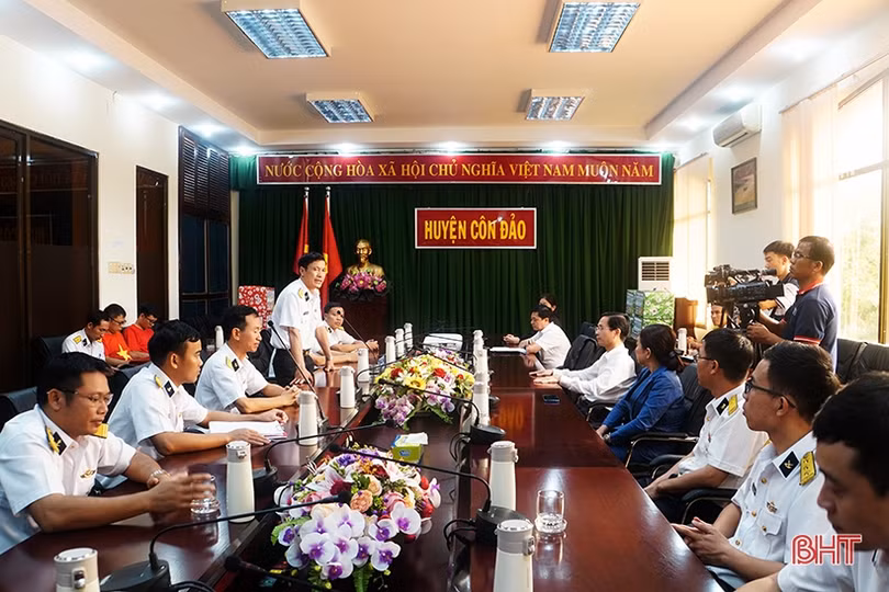 Bộ Tư lệnh Vùng 2 Hải quân thăm, chúc Tết các đơn vị tại huyện Côn Đảo