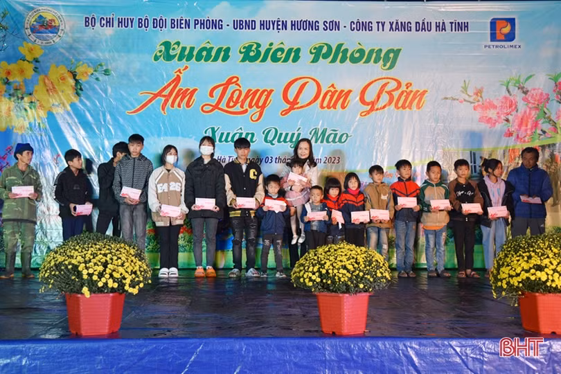 “Xuân Biên phòng ấm lòng dân bản” ở khu vực biên giới Hương Sơn