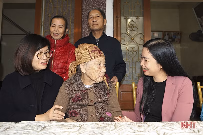 Hội LHPN Việt Nam tặng quà chúc tết gia đình chính sách, hội viên khó khăn ở Hà Tĩnh