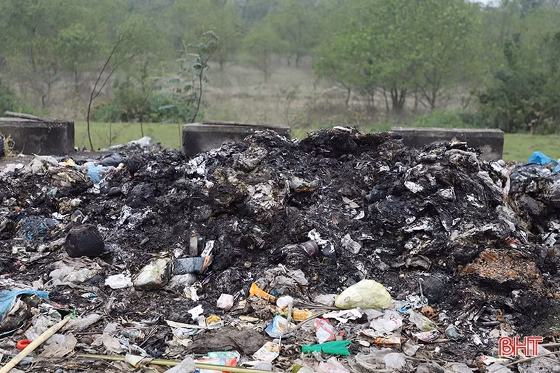 Rác thải chất đống trên tuyến đê hữu sông Lam ở Nghi Xuân