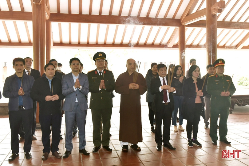 Đoàn cán bộ Hà Tĩnh dâng hương tại nghĩa trang liệt sỹ Trường Sơn, Đường 9 nhân dịp tết Quý Mão 2023