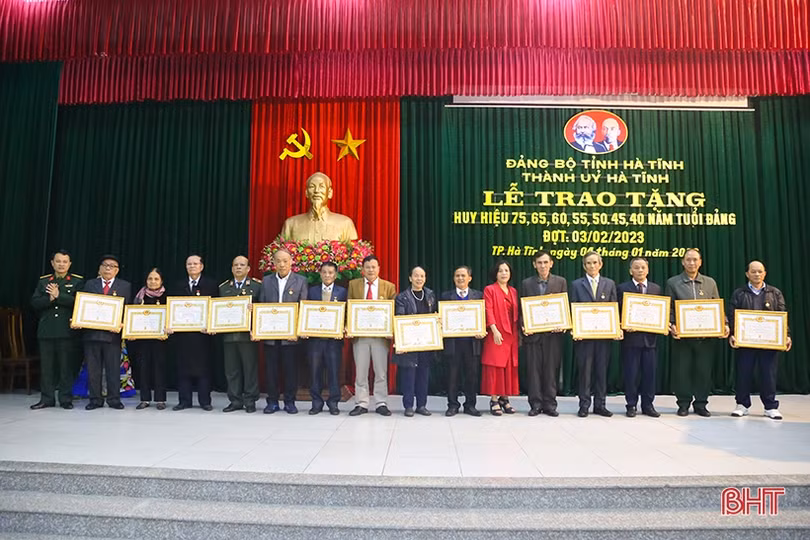 Trao Huy hiệu Đảng cho 125 đảng viên ở TP Hà Tĩnh