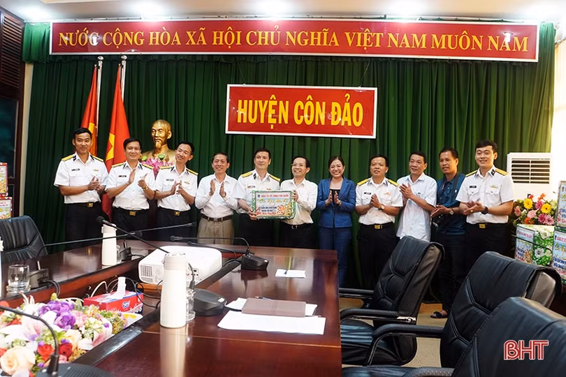 Bộ Tư lệnh Vùng 2 Hải quân thăm, chúc Tết các đơn vị tại huyện Côn Đảo