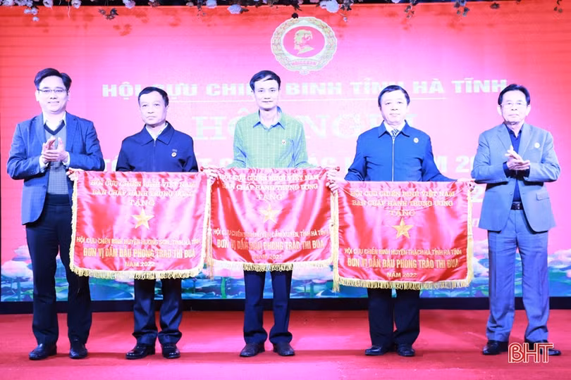 Phát huy truyền thống Bộ đội Cụ Hồ, gương mẫu đi đầu trong các phong trào thi đua