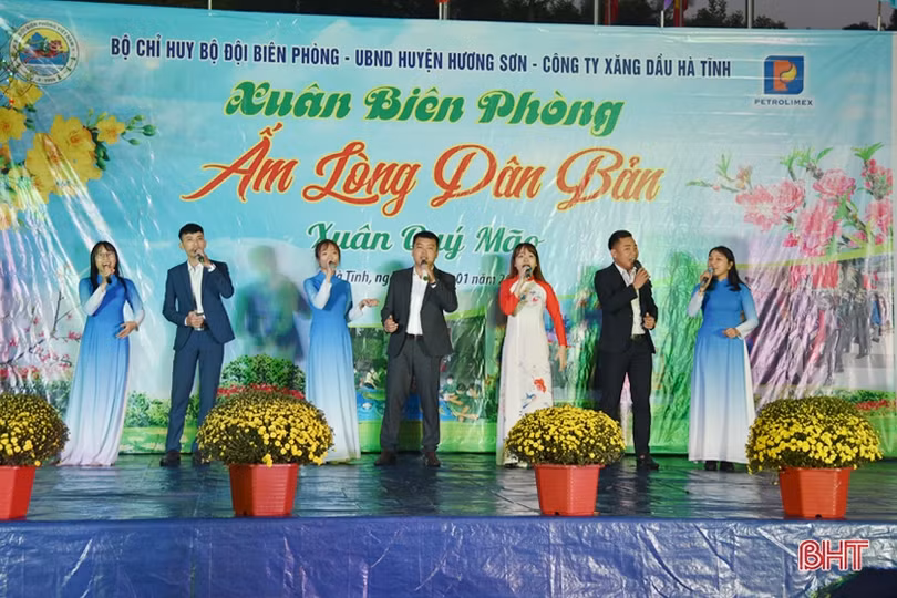 “Xuân Biên phòng ấm lòng dân bản” ở khu vực biên giới Hương Sơn