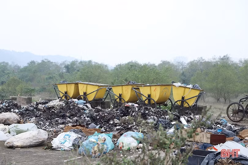 Rác thải chất đống trên tuyến đê hữu sông Lam ở Nghi Xuân