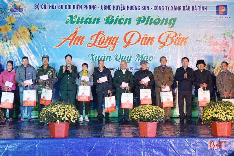 “Xuân Biên phòng ấm lòng dân bản” ở khu vực biên giới Hương Sơn