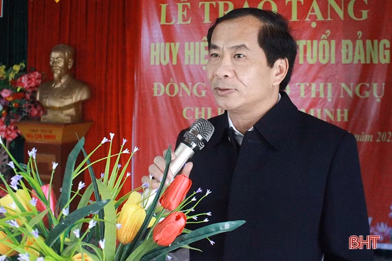 Trao Huy hiệu 75 năm tuổi Đảng cho đảng viên 93 tuổi