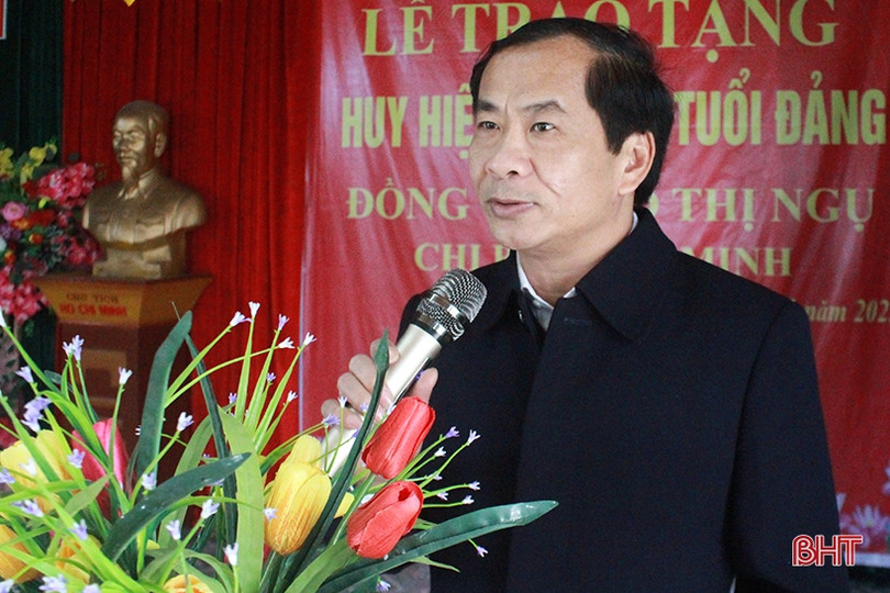 Trao Huy hiệu 75 năm tuổi Đảng cho đảng viên 93 tuổi