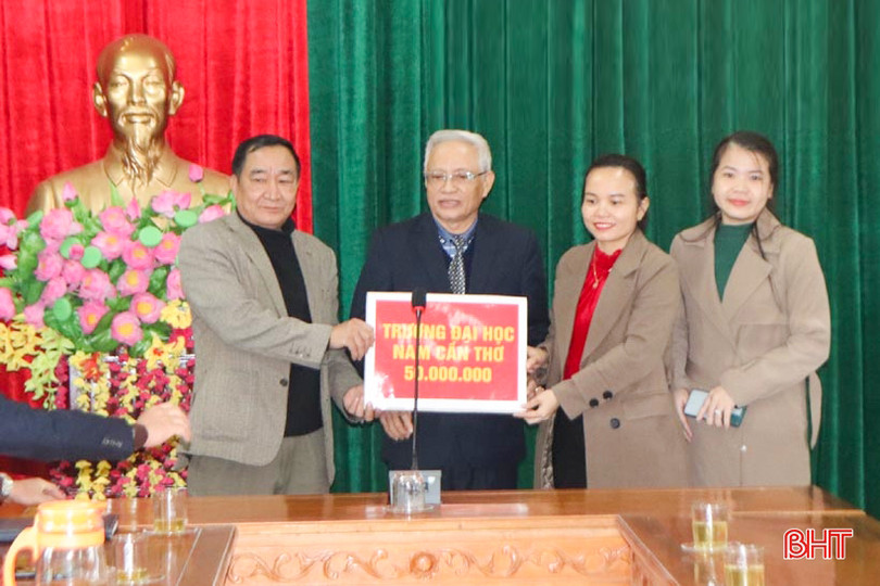 Nhiều phần quà gửi tặng học sinh, bệnh nhân khó khăn