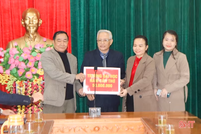 Trao 100 suất quà cho học sinh nghèo, hoàn cảnh khó khăn ở Hương Sơn