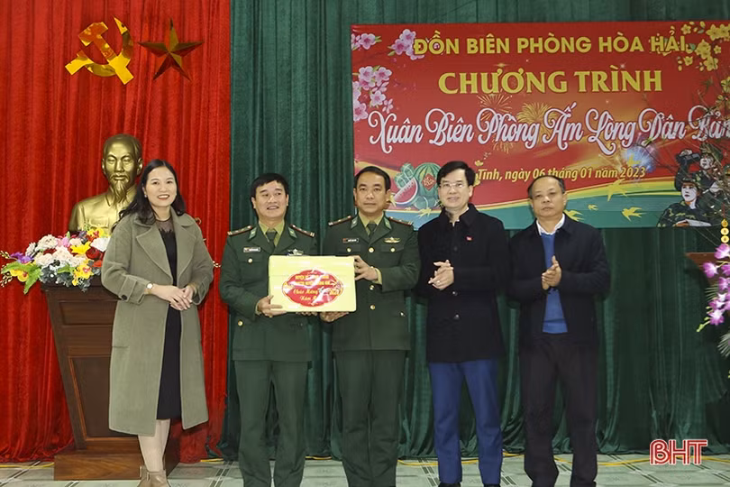 Mang Tết yêu thương” đến người dân và chiến sỹ biên phòng Hà Tĩnh