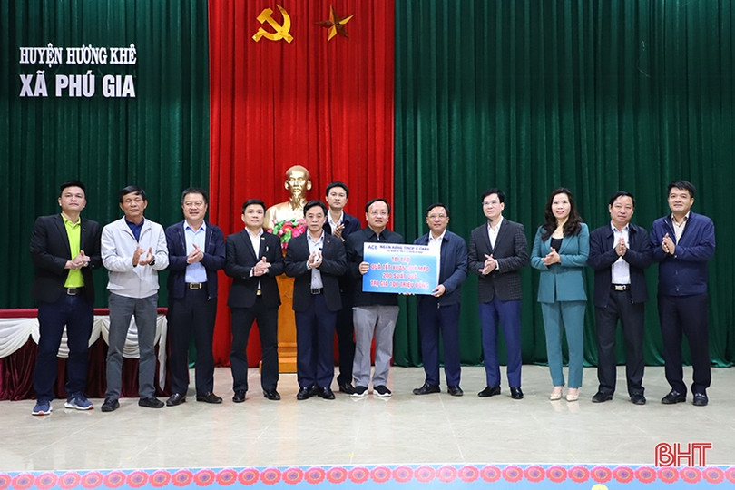 Nhiều phần quà tết đến với người nghèo, hộ khó khăn huyện Hương Khê