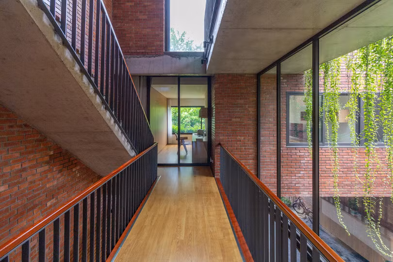 Nhà gạch đỏ với ba lớp cây xanh