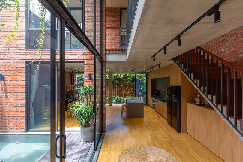 Nhà gạch đỏ với ba lớp cây xanh