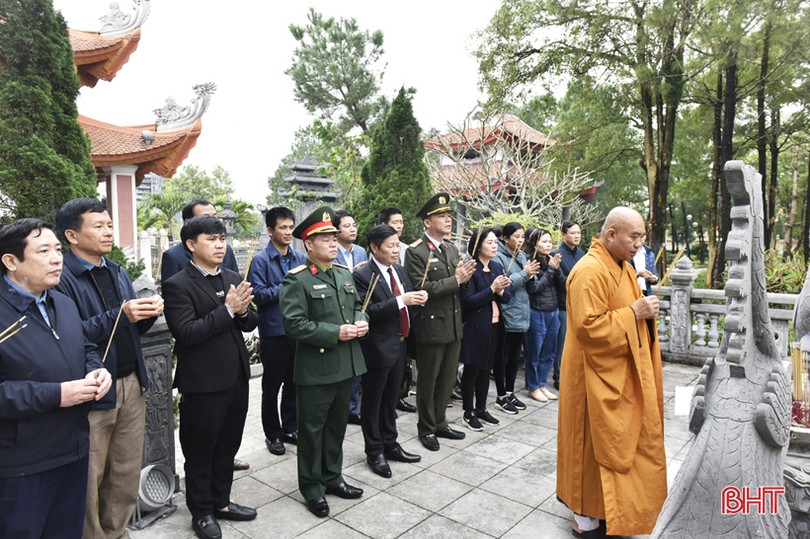 Đoàn cán bộ Hà Tĩnh dâng hương tại nghĩa trang liệt sỹ Trường Sơn, Đường 9 nhân dịp tết Quý Mão 2023