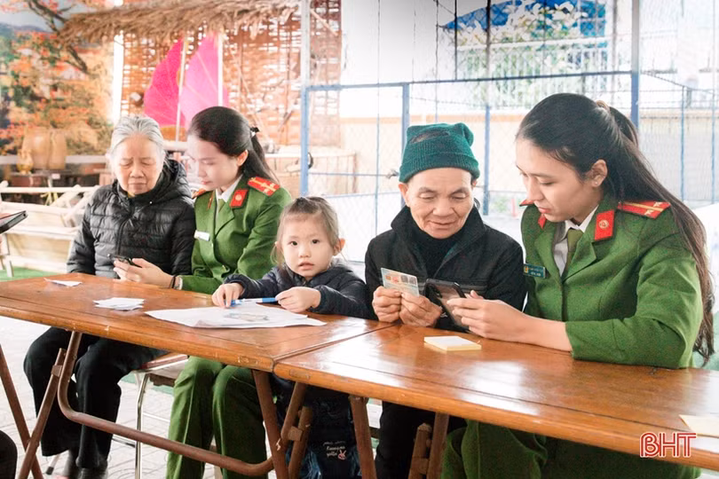 Công an Hương Sơn cài đặt định danh điện tử cho người dân mọi lúc, mọi nơi