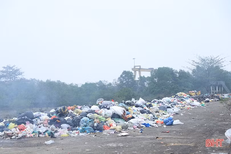 Rác thải chất đống trên tuyến đê hữu sông Lam ở Nghi Xuân