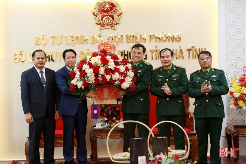 Công an tỉnh Khăm Muồn chúc tết cán bộ, chiến sỹ Công an, BĐBP Hà Tĩnh