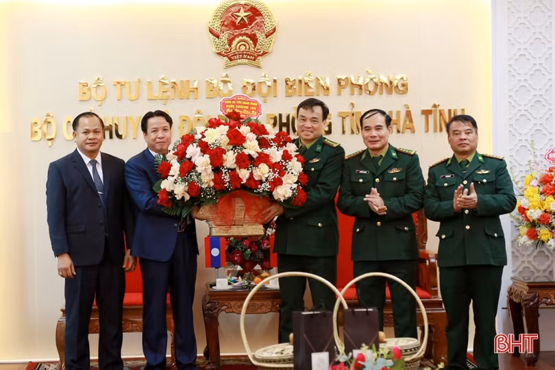 Công an tỉnh Khăm Muồn chúc tết cán bộ, chiến sỹ Công an, BĐBP Hà Tĩnh