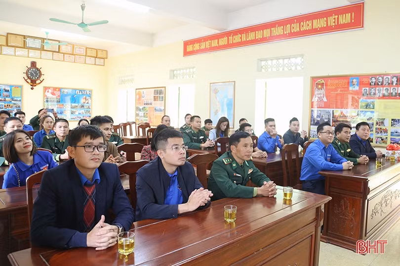 Tặng 4.000 hộp sữa cho học sinh dân tộc Chứt