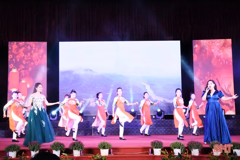 Các tổ chức, cá nhân ủng hộ Quỹ Vì người nghèo huyện Kỳ Anh gần 3,4 tỷ đồng