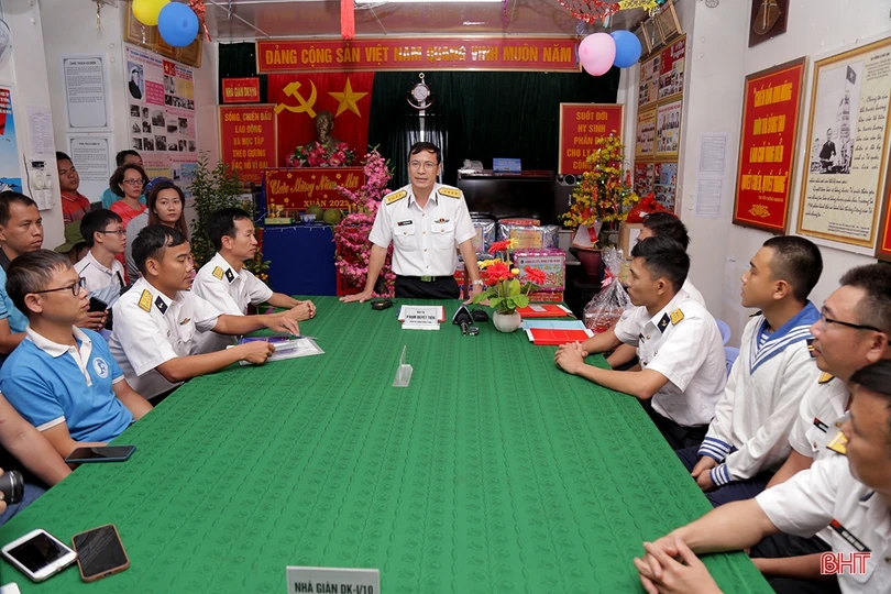 Đoàn công tác Vùng 2 Hải quân chúc tết nhà giàn DK1/10