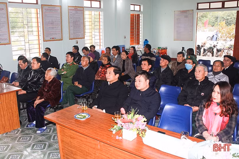 Trao Huy hiệu 75 năm tuổi Đảng cho đảng viên 93 tuổi