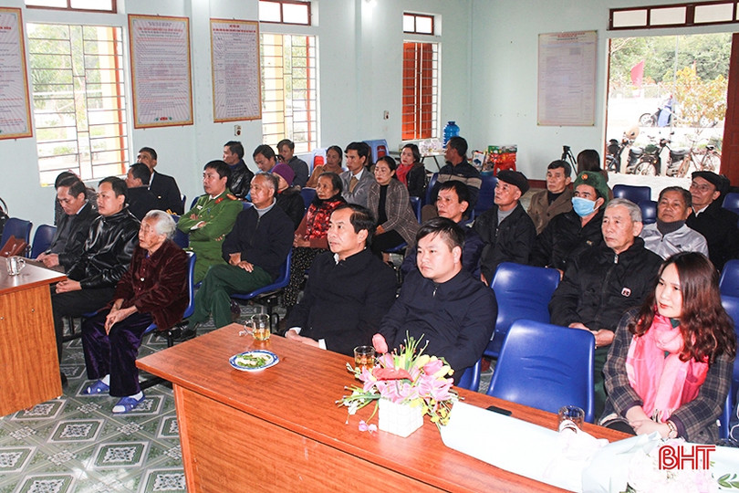 Trao Huy hiệu 75 năm tuổi Đảng cho đảng viên 93 tuổi