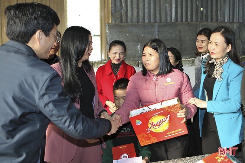 Hội LHPN Việt Nam tặng quà chúc tết gia đình chính sách, hội viên khó khăn ở Hà Tĩnh