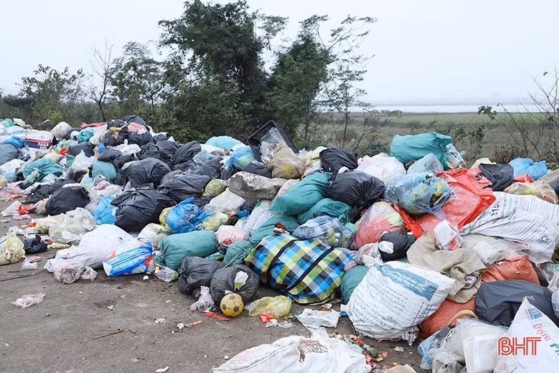 Rác thải chất đống trên tuyến đê hữu sông Lam ở Nghi Xuân