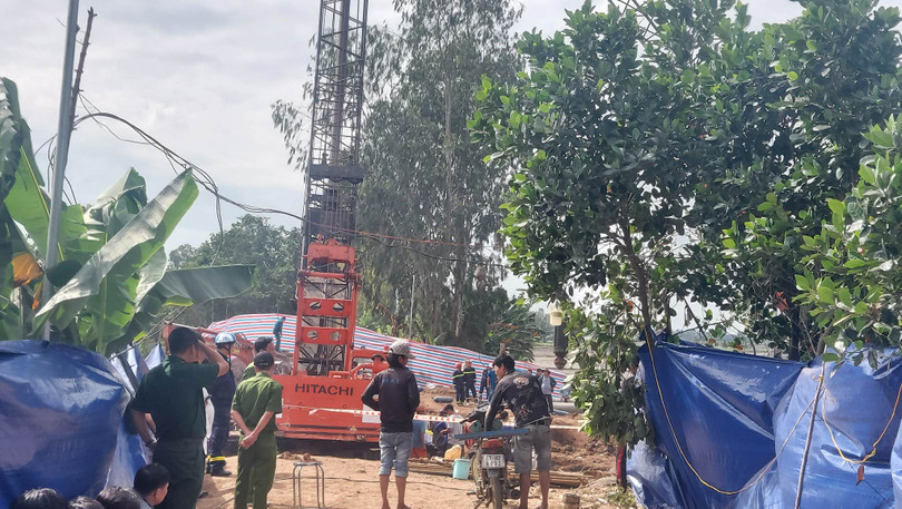 Dừng tìm kiếm, chờ thêm máy móc để giải cứu bé trai rơi xuống trụ bê tông sâu 35m
