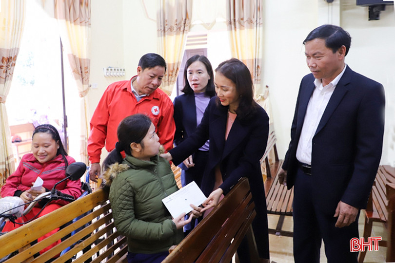 Vietcombank Hà Tĩnh trao tặng 250 suất quà tết