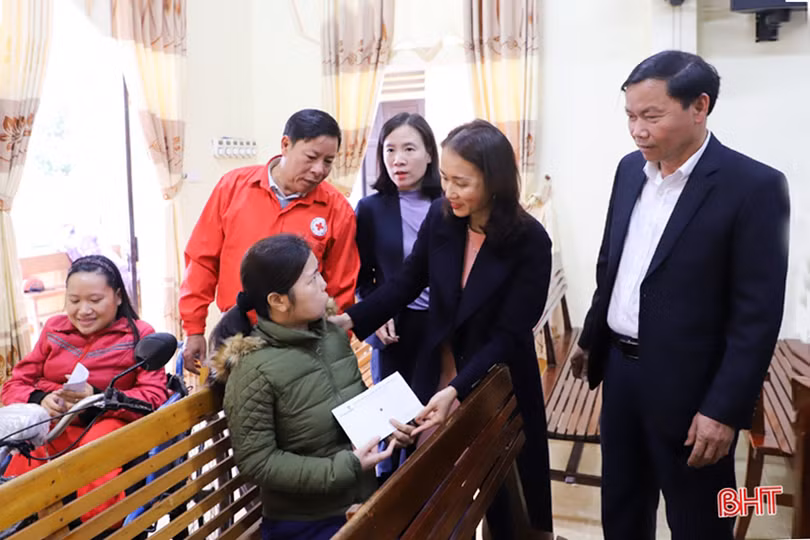 Vietcombank Hà Tĩnh trao tặng 250 suất quà tết