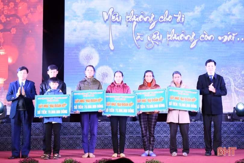 Các tổ chức, cá nhân ủng hộ Quỹ Vì người nghèo huyện Kỳ Anh gần 3,4 tỷ đồng