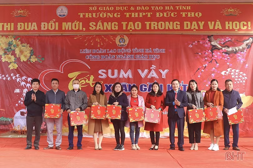 “Tết sum vầy - Xuân gắn kết” trao tặng gần 500 phần quà đến giáo viên, học sinh Hà Tĩnh